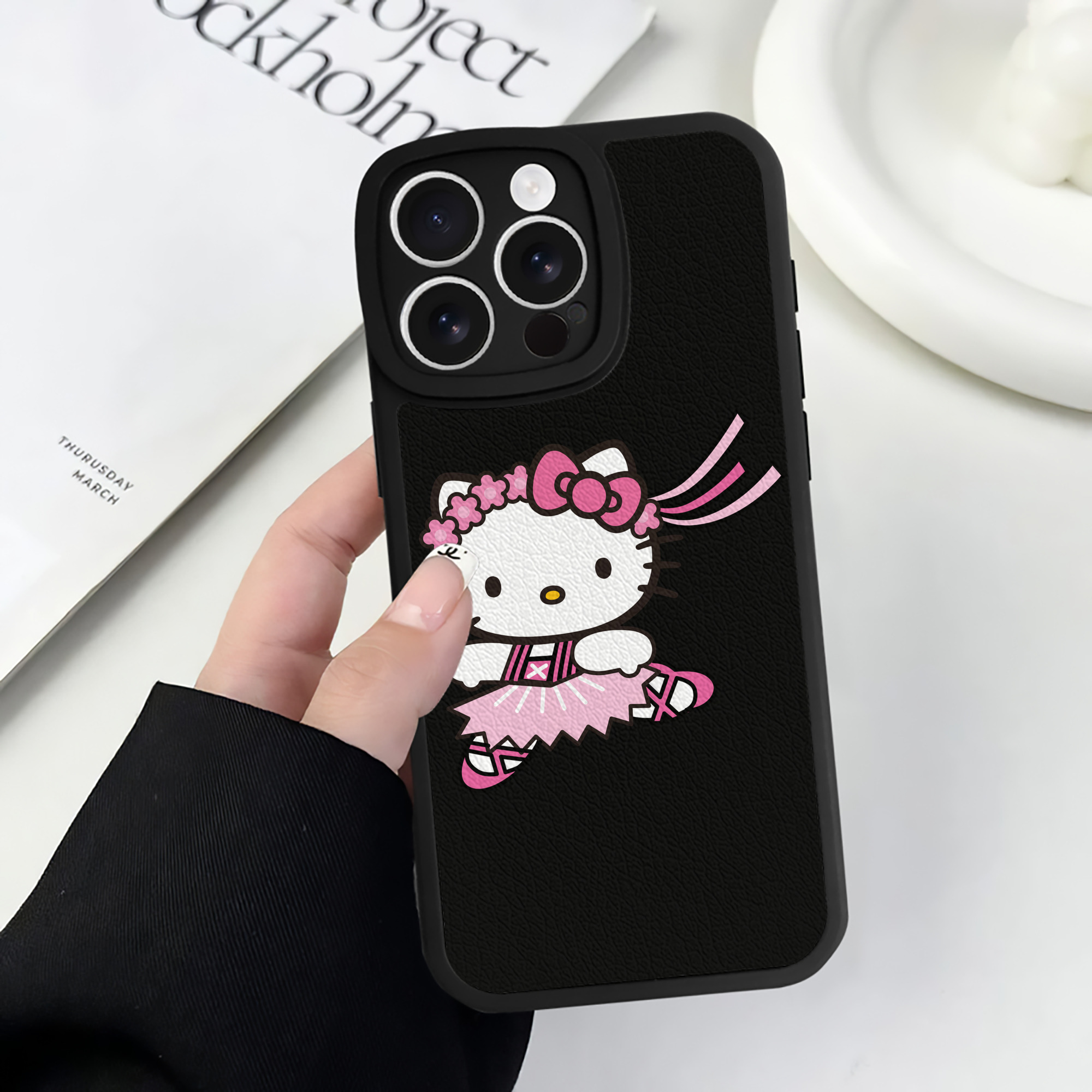 （画像用） Hello Kitty ハローキティ 【iPhone 16シリーズ対応】シリコンスマホケース（レザー調） 材質：シリコン